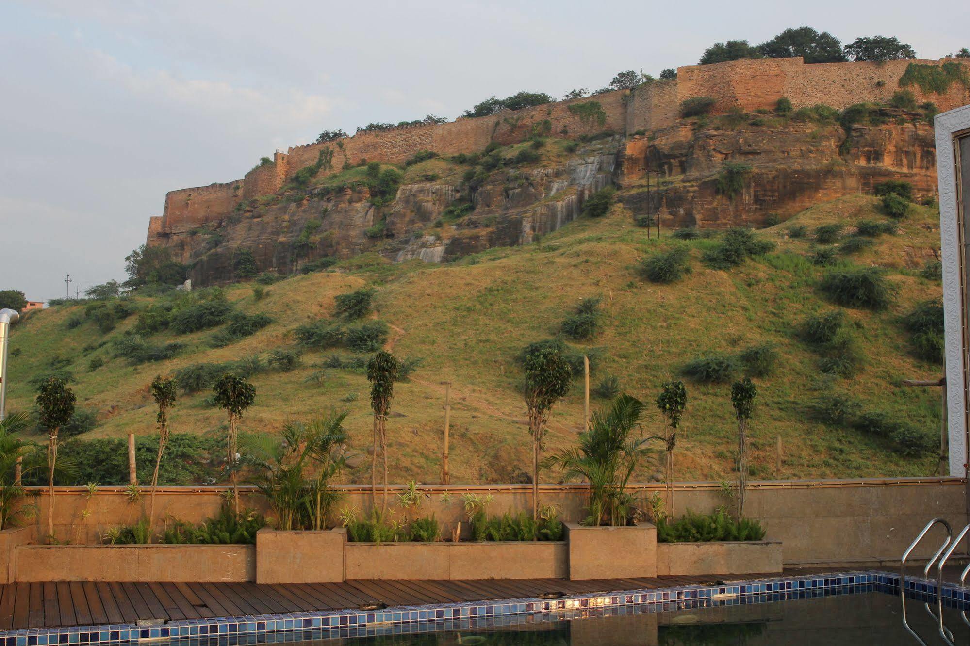 Clarks Inn Suites Gwalior Exterior photo